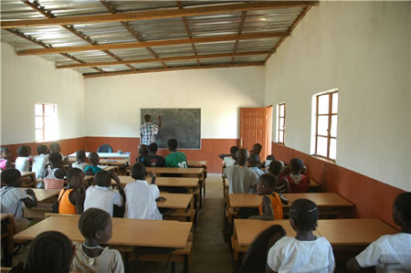 Sala de Aula em Kavimbi construída pelo Rise International. As mesas e Quadro Negro foram colocadas pelo Ministério Angolano de Educação que trabalha junto com o Rise