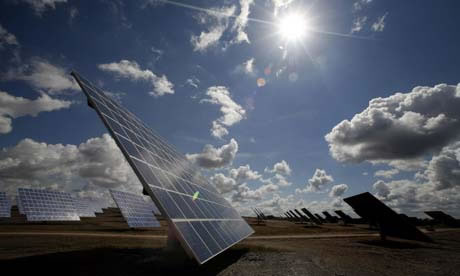 Grupo de Painéis Fotovoltaicos da Central de Ameraleja localizada na Cidade de Moura, numa da Regiões mais Pobres da União Europeia Grupo de Painéis Fotovoltaicos da Central de Ameraleja localizada na Cidade de Moura, numa da Regiões mais Pobres da União Europeia