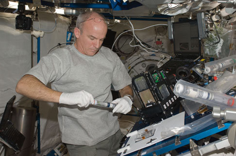 Astronauta Jeffrey Williams Fazendo Experimentos com Células de Pinhão-Manso