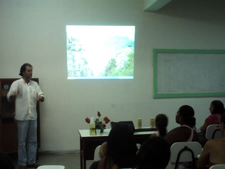 Palestrante e Eng. Agro. Andre Rocha dando palestra na escola Major PM