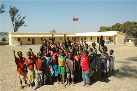 Uma das 147 escolas (quase 50.000 alunos) construidas na zona rural  pelo Programa Humanitário RISE International em memória do seu Fundador Dr Andrew Cole