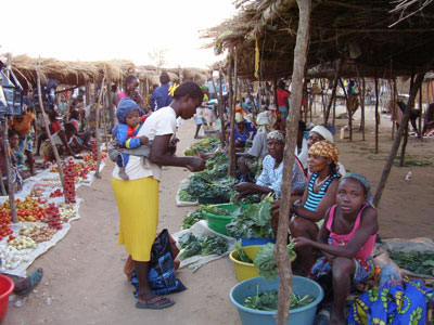 Mercado de Agricultores em Cidade da Zona Rural de Angola