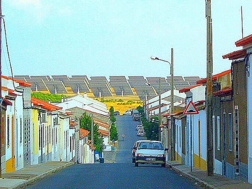Ruas da Vila de Amareleja em Moura - Portugal - ao Fundo os Painéis Fotovoltaicos
