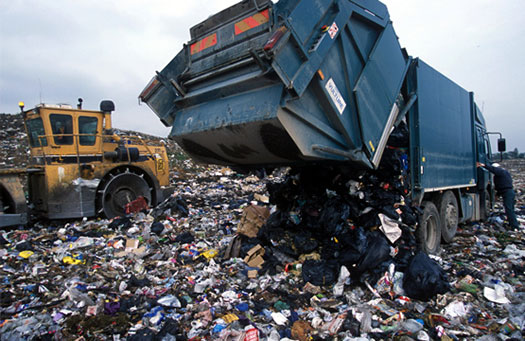 Lixo Municipal - Caminhão Despejando Lixo no Lixão - Vamos Mudar Isto?