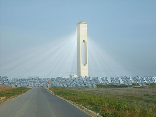 Usina Termal de Energia Solar Concentrada  PS20 situado na Plataforma Solucar, perto de Sevilha. Espanha