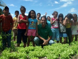 Liderança Pessoal Sustentável - Eng. Agro. Andre Rocha e a Crianças Colhendo seu Trabalho