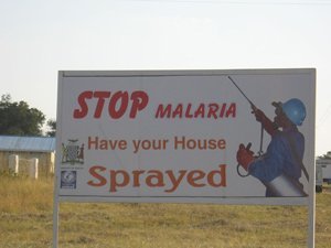 Uma Placa em Zambia África Divulgando a Pulverização Residual de Interiores com DDT