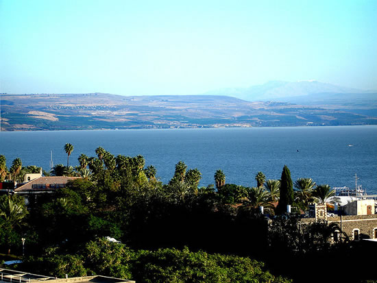 Vista de Tiberíades, na Galiléia, Israel, ao norte através do Mar da Galiléia. O pico nevado na distância é o Monte Hermon