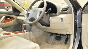 Assentos e Pedais de Um Camry da Toyota