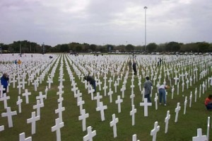 O Memorial Cubano Localizado no Tamiami Park, Miami, Florida - Cada cruz tem o nome de uma vítima de Genocidio de Castro contra o povo Cubano