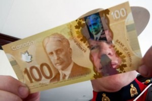 Dinheiro-Plástico - Nova Nota de $100 do Canada