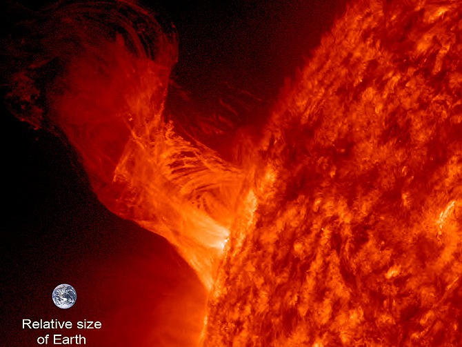 Explosões Solares - Colossal Explosão Solar em 31 de Dez/2012 Comparada com o Tamanho da Terra (Crédito: SDO/NASA)